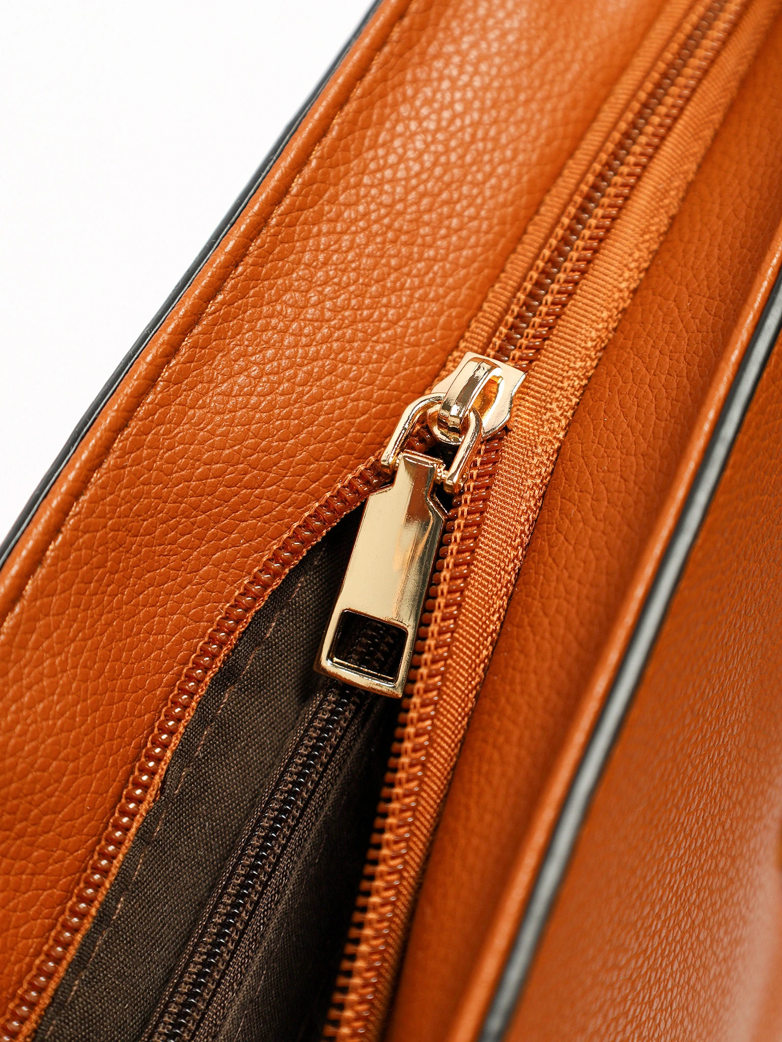 Сумка-кроссбоди с декоративной пряжкой в ассортименте